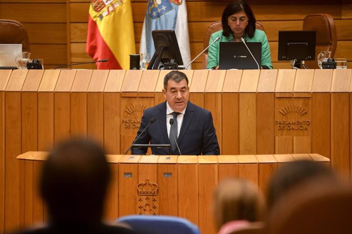 O conselleiro de Educación, Ciencia, Universidades e FP, Román Rodríguez, comparece no Parlamento de Galicia.