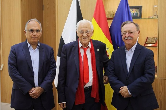 el consejero de Presidencia y Gobernación de Ceuta, Alberto Gaitán; el Padre Ángel, fundador de Mensajeros de la Paz, y el presidente de la Ciudad Autónoma de Ceuta, Juan Vivas, en una visita en agosto.