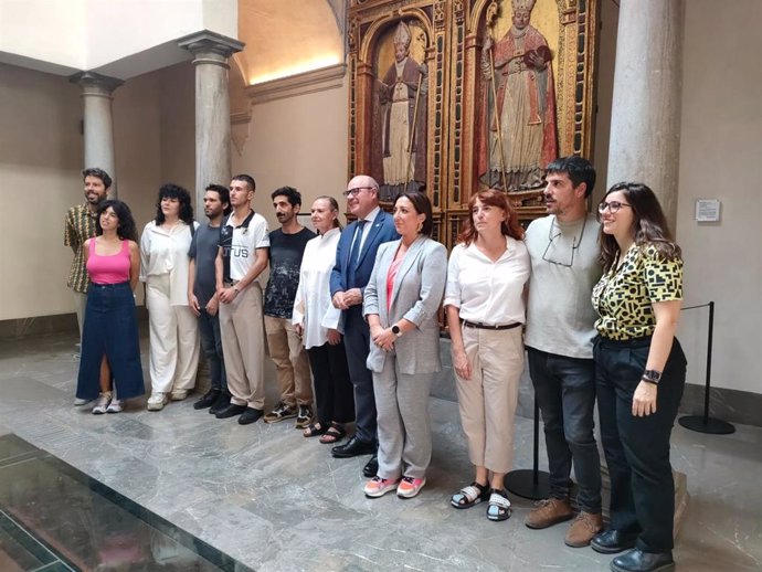 Laura García-Lorca (7i), junto al rector de la UGR, Pedro Mercado, a su izquierda, en la presentación del programa Los Tientos en La Madraza