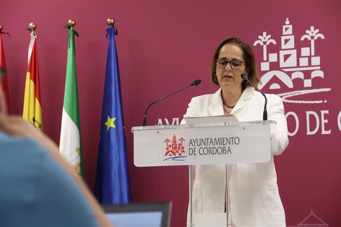 La teniente de alcalde delegada de Hacienda, Economía y Empleo del Ayuntamiento de Córdoba, Blanca Torrent, en rueda de prensa.