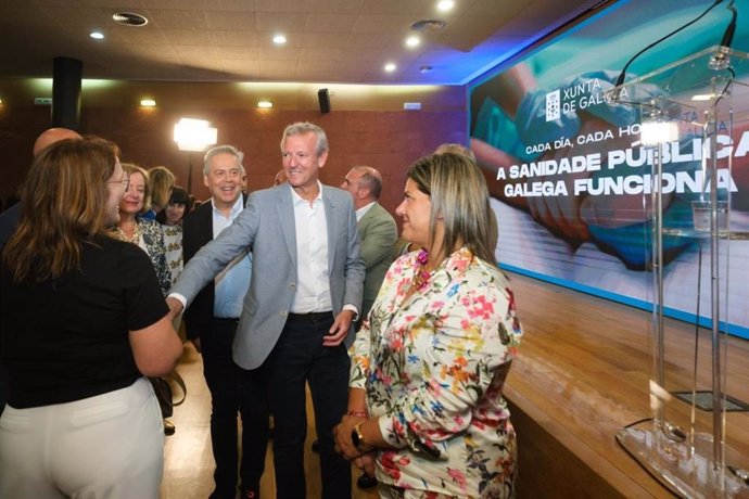 El presidente de la Xunta, Alfonso Rueda, y el conselleiro de Sanidade, Antonio Caamñao, en el Hospital del Salnés