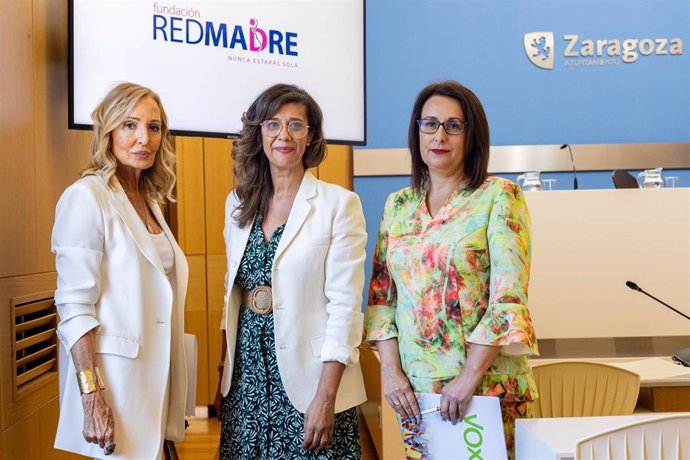 La consejera municipal de Políticas Sociales, Marian Orós, la concejal del grupo municipal de VOX, Eva Torres; y la presidenta de Red Madre Zaragoza, Rosa María Marquina.