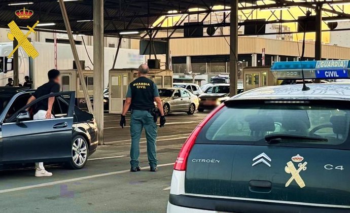 Guardia Civil en el Puerto de Almería.