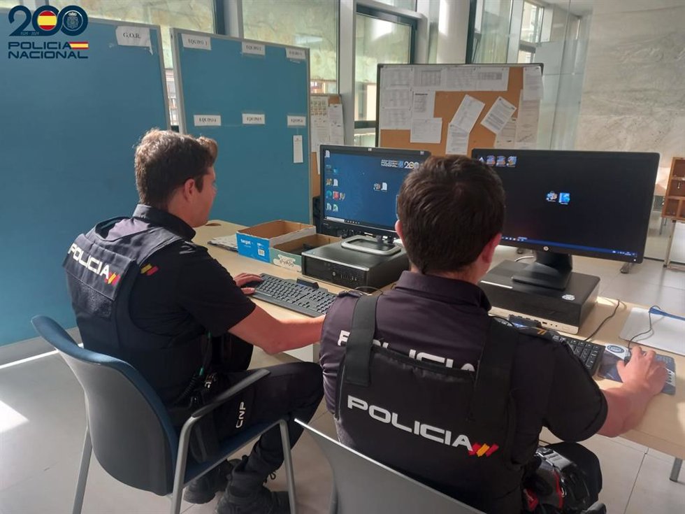 Agentes de la Policía Nacional en Ibiza