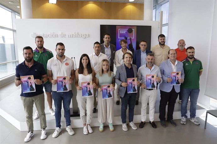 El vicepresidente y diputado de Deportes, Juan Rosas, junto al vicepresidente de la Federación Andaluza de Baloncesto y delegado en Málaga, Ricardo Bandrés, y responsables de los clubes participantes