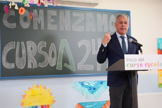 El alcalde de Sevilla, José Luis Sanz, durante la apertura del curso escolar 2024-2025 en el CEIP Juan Ramón Jiménez.