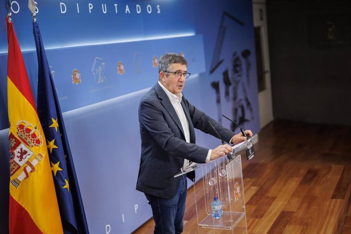 El portavoz del PSOE en el Congreso, Patxi López, durante una rueda de prensa posterior a la Junta de Portavoces, en el Congreso de los Diputados, a 3 de septiembre de 2024, en Madrid (España).