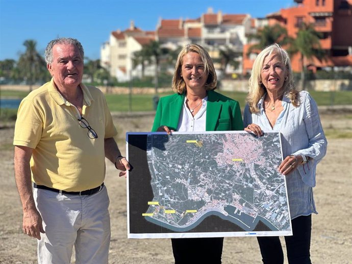 La alcaldesa de Motril, Luisa García Chamorro, junto a la teniente de alcalde de Promoción Turística, Mª Ángeles Escámez, y el teniente de alcalde de Urbanismo, Antonio Escámez.