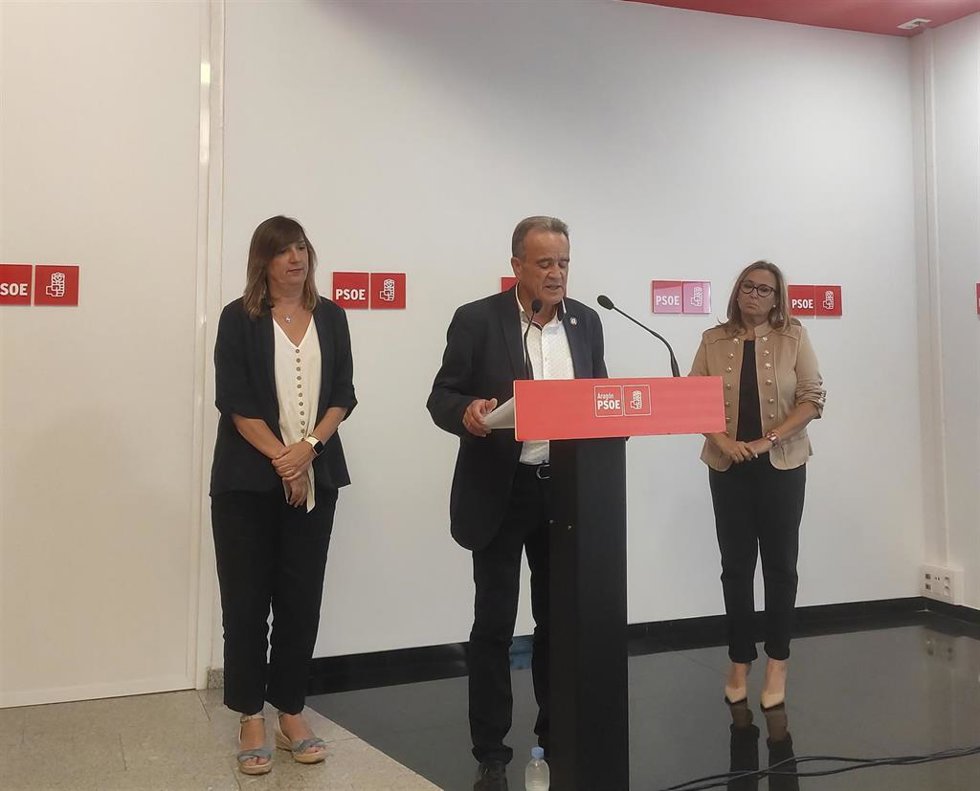 Archivo - El presidente de la DPZ, Juan Antonio Sánchez Quero, acompañado de las portavoces del PSOE en el Ayuntamiento de Zaragoza, Lola Ranera, y en las Cortes de Aragón, Mayte Pérez.