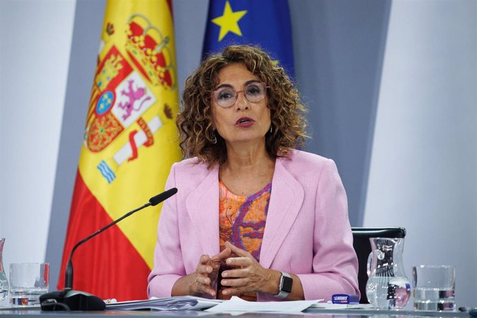 La vicepresidenta primera del Gobierno y ministra de Hacienda, María Jesús Montero, este martes en la rueda de prensa del Consejo de Ministros.