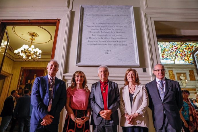 Placa en homenaje a los Cronistas de la Villa en la Casa de la Villa