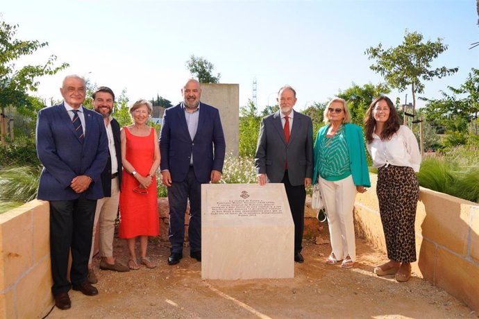 El alcalde de Palma, Jaime Martínez, descubre una placa en honor al general Valeriano Weyler Nicolau.