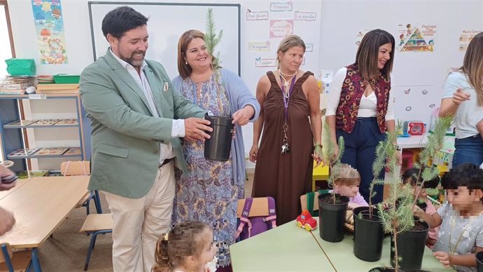 Inmaculada Gallardo, junto a Antonio Enamorado, en la entrga de plantas de pino a escolares de Lora.