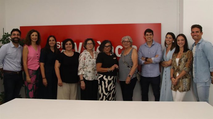 Imatge dels edils del PSPV-PSOE a l'Ajuntament de Valncia junt amb representants de la Coordinadora Feminista.