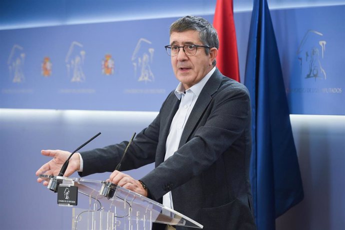 El portavoz del PSOE en el Congreso, Patxi López, durante una rueda de prensa posterior a la Junta de Portavoces, en el Congreso de los Diputados, a 10 de septiembre de 2024, en Madrid (España).