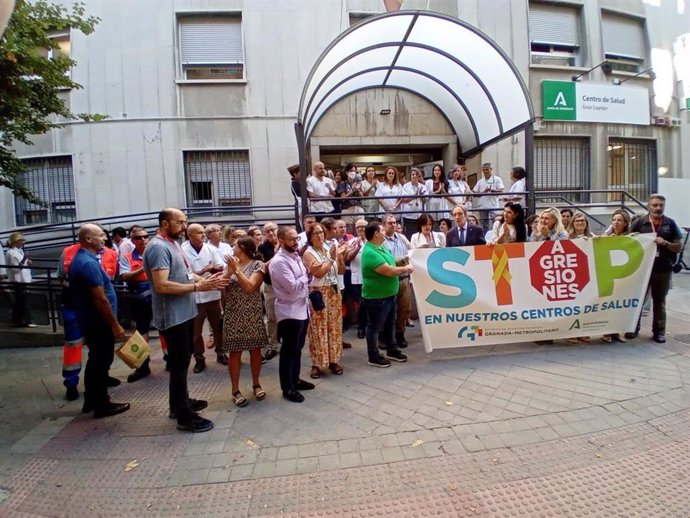 El Distrito Sanitario Granada Metropolitano manifiesta en una concentración su condena a las agresiones a profesionales.