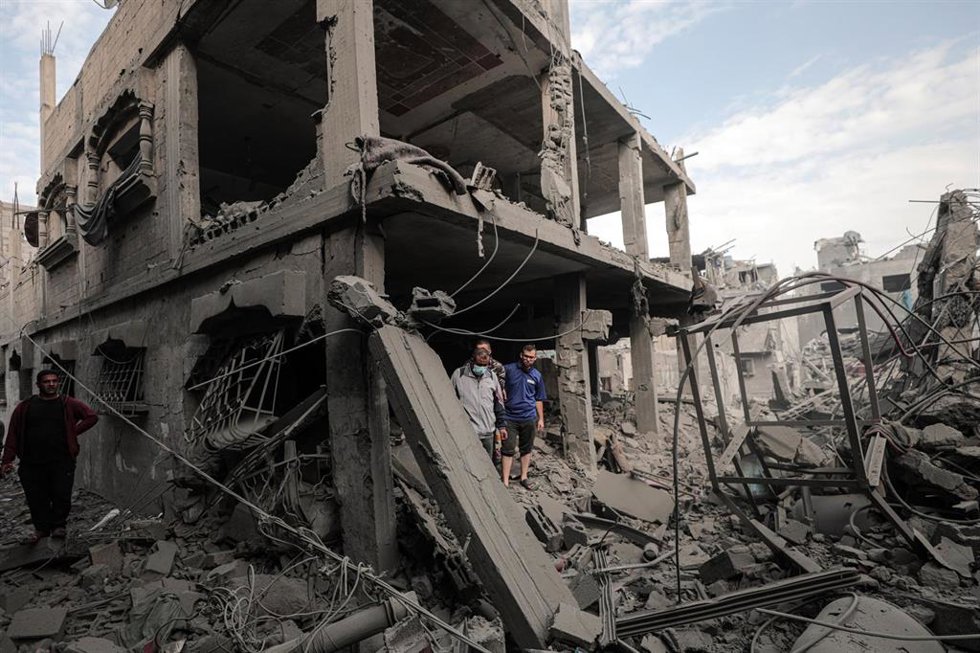 Archivo - Edificios destruidos por los bombardeos del Ejército de Israel contra el campamento de refugiados de Bureij, en la Franja de Gaza (archivo)