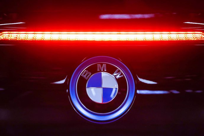 Archivo - FILED - 11 June 2020, Saxony, Leipzig: BMW's logo can be seen on the back of a BMW i8 at the BMW plant in Leipzig. 