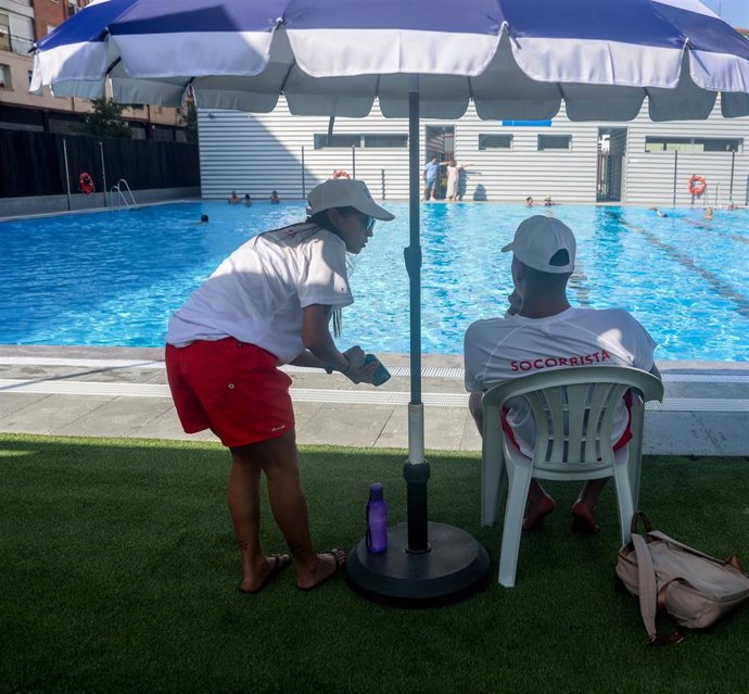 Archivo - Socorristas en la nueva piscina municipal de verano del distrito de Tetuán