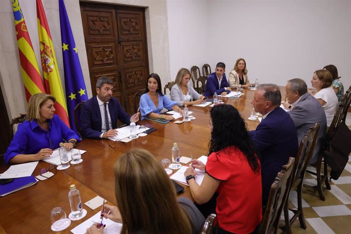 Mesa de Diálogo Social de la Comunitat Valenciana, con el 'president' de la Generalitat, Carlos Mazón, consellers y representantes de la Confederación Empresarial Valenciana (CEV) y los sindicatos UGT PV y CCOO PV.