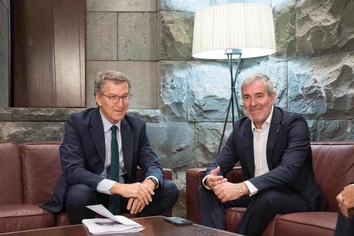 El presidente de Canarias, Fernando Clavijo (d), mantiene una reunión con el líder de la oposición y presidente del PP, Alberto Núñez Feijóo (i), en la sede de la Presidencia del Gobierno de Canarias, a 10 de septiembre de 2024, en Santa Cruz de Tenerife,