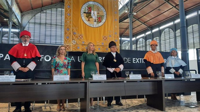 La presidenta de la Junta, María Guardiola, y el rector, Pedro M. Fernández, en el acto de apertura del curso académico 2024-25 de la Universidad de Extremadura.