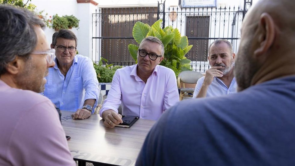 El portavoz de Vox en el Parlamento de Andalucía, Manuel Gavira, en su reunión con policías locales de Almonte (Huelva).