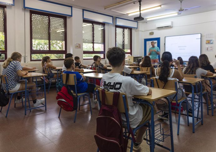 Archivo - Alumnos del CEIP Escritor Alfonso Grosso durante el primer día de colegio. A 12 de septiembre de 2022, en Sevilla (Andalucía, España). Alumnos de Infantil, Primaria y Educación Especial empiezan el curso este lunes y tres días más tarde para el 