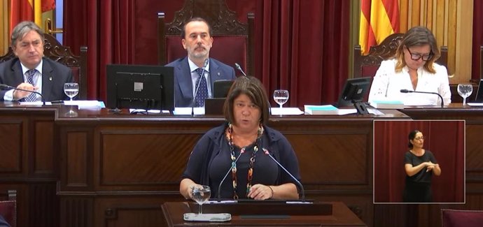 La diputada del PP Lourdes Cardona durante un pleno del Parlament.