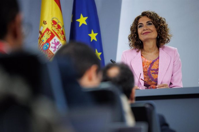 La vicepresidenta primera del Gobierno y ministra de Hacienda, María Jesús Montero, durante una rueda de prensa posterior a la reunión del Consejo de Ministros, en el Palacio de La Moncloa, a 10 de septiembre de 2024, en Madrid (España). 