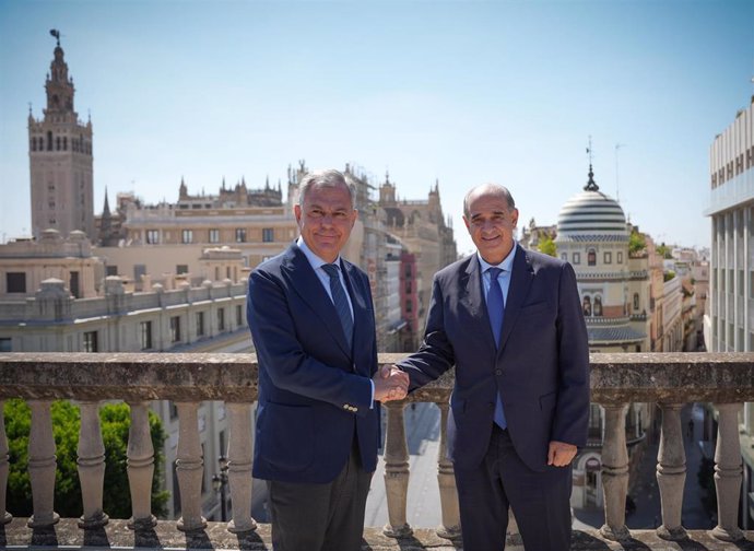 El director general de la Policía Nacional, Francisco Pardo (d), y el alcalde de Sevilla, José Luis Sanz (i), conversan antes de la presentación de los actos del Día de la Policía 2024