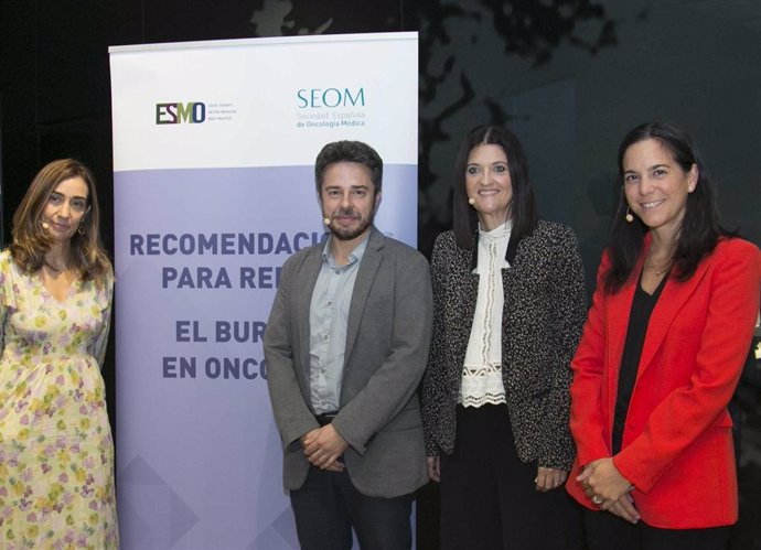 La coordinadora del Grupo de Tutores de Residentes de Seom, Lara Iglesias, el secretario de la Seom, César Serrano, la miembro de los Grupos de Resiliencia de Esmo y Seom, Elena Élez, y la oncóloga Ángela Lamarca