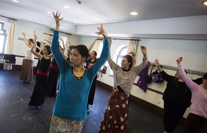 Archivo - Mujeres practican el baile flamenco en uno de los cursos del Festival de Jerez