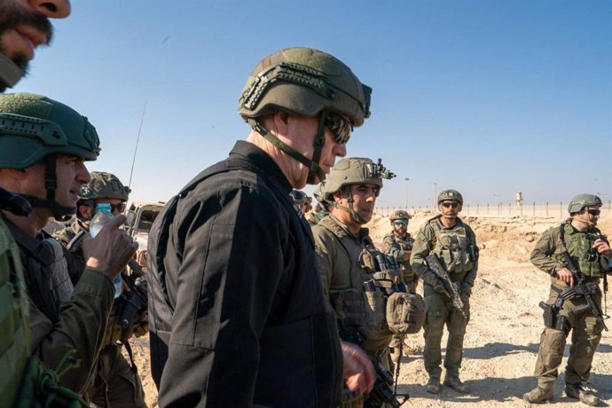 Imagen de archivo del ministro de Defensa de Israrel, Yoav Gallant, durante un encuentro con tropas en combate en la Franja de Gaz