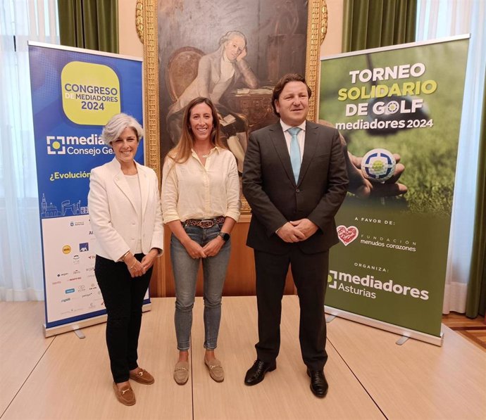 La vicealcaldesa gijonesa y concejala de Economía, Empleo, Turismo e Innovación, Ángela Pumariega, la directora general del Consejo General de Mediadores, María Luz Tejeda, y el presidente del Colegio de Mediadores de Seguros de Asturias, Reinerio Sarasúa