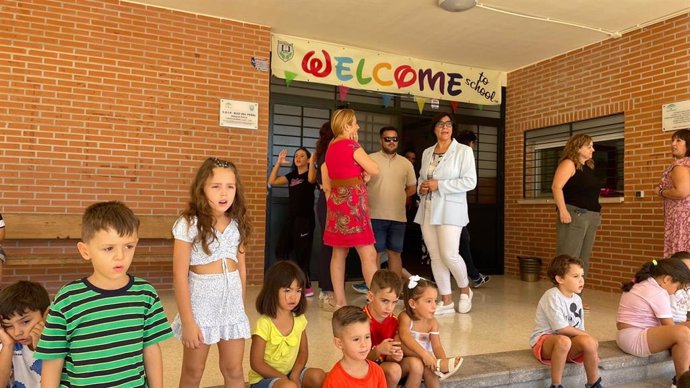 Inauguración oficial del curso en el CEIP Ruiz del Peral de Guadix (Granada) con la presencia de la delegada de Desarrollo Educativo y Formación Profesional, María José Martín.