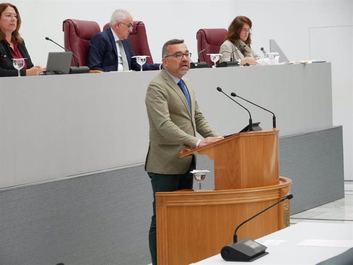 El diputado autonómico del PP Carlos Albaladejo interviene en una sesión plenaria de la Asamblea Regional de Murcia