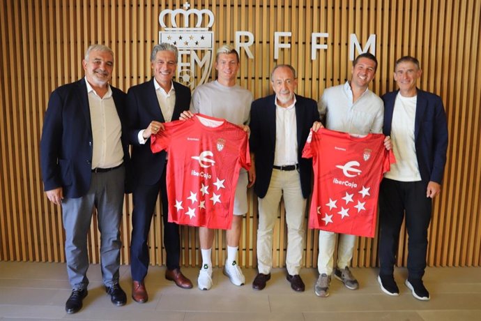 Toni Kroos, junto al presidente de la RFFM, Paco Díez, y otros cargos.