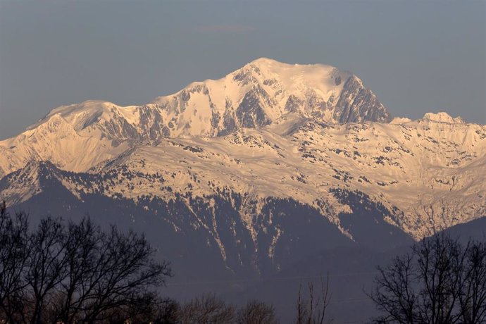 Archivo - Vista del macizo del Mont Blanc, en los Alpes