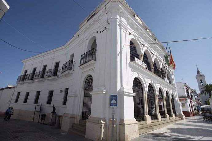 Fachada del Ayuntamiento de Almonte (Huelva).