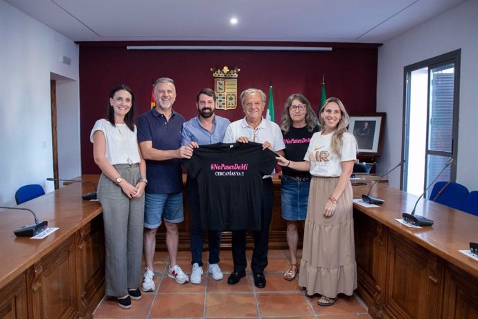 El presidente de la Diputación de Córdoba, Salvador Fuentes, se reúne con representantes de la plataforma 'No pases de mí' de El Carpio, iniciativa ciudadana que reivindica la puesta en marcha de un servicio de trenes de Cercanías.