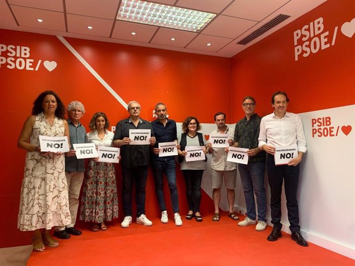 El portavoz adjunto del PSIB en el Parlament, Marc Pons, y la la secretaria general de la Federación Socialista de Mallorca, Catalina Cladera, junto con otros representantes socialistas.