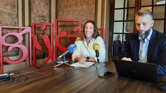 La vicealcaldesa de Gijón y concejala de Economía, Empleo, Turismo e Innovación, Ángela Pumariega presenta el informe sobre 'El Turismo en Gijón/Xixón', acompañada del director de Visita Gijón, Daniel Martínez Junquera