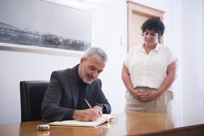 El alcalde de Barcelona, Jaume Collboni, firma el libro de honor municipal de Santa Coloma de Gramenet (Barcelona), junto a la alcaldesa, Mireia González.