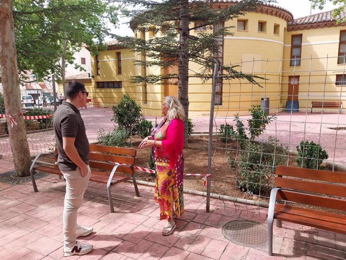 La concejala de Parques y Jardines de Teruel, María Pilar Sánchez, visita el Parque de Mansuetos junto al técnico municipal de Jardines.