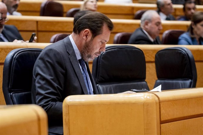 El ministro de Transporte y Movilidad Sostenible, Óscar Puente, durante una sesión plenaria en el Senado, a 10 de septiembre de 2024, en Madrid (España). El Gobierno tiene que enfrentarse hoy, entre otras,  a las preguntas que formulan los grupos político