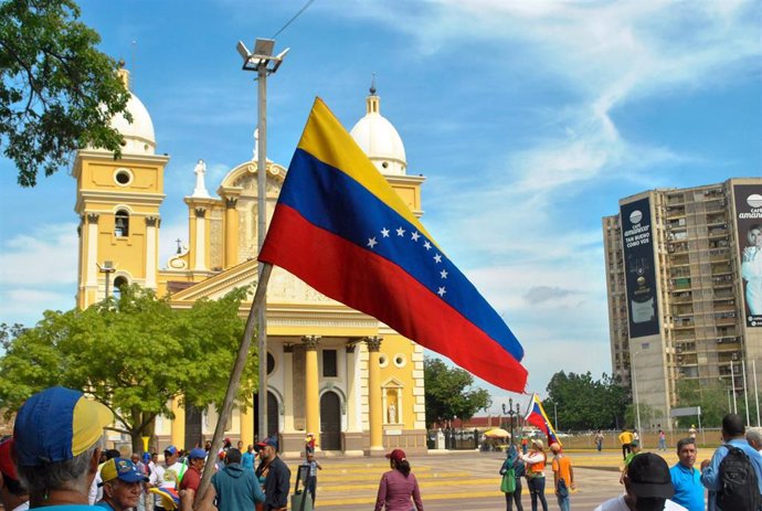 Bandera de Venezuela en una protesta convocada por la oposición en Maracaibo