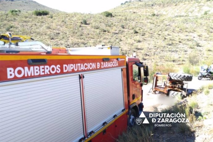 Bomberos de la DPZ rescatan al conductor de un tractor con la pierna atrapada al volcar el vehículo