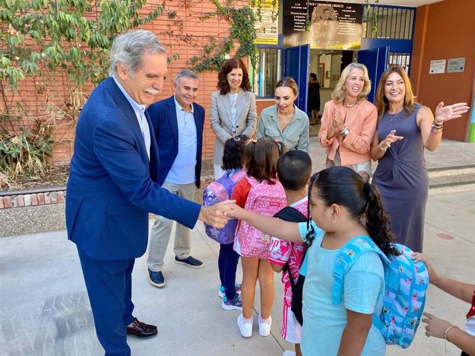 El delegado de Desarrollo Educativo y Formación Profesional de la Junta en Córdoba, José Francisco Viso, y la edil Narci Ruiz asisten a la inauguración del curso 2024/2025