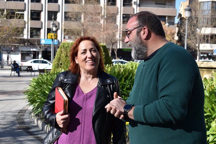 Los coordinadores provincial y local de IU en Granada, Mari Carmen Pérez y Paco Puentedura